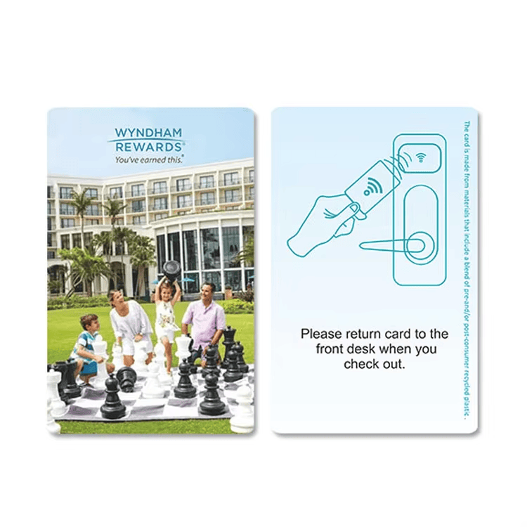 Cartões-chave personalizados para quartos de hotéis modernos, mostrados com o layout da antena para compradores que comparam soluções de cartões-chave de hotel.