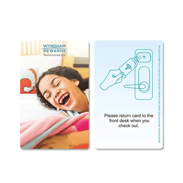 Foto dos cartões-chave personalizados para quartos de hotéis modernos, mostrando o logotipo impresso na categoria de cartões-chave de hotel.