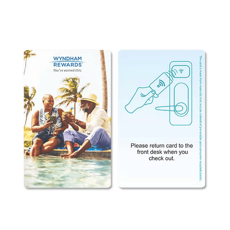 Cartões-chave personalizados para quartos de hotéis modernos, mostrados com uma visão clara do controle de acesso seguro para aplicações de cartões-chave de hotel.