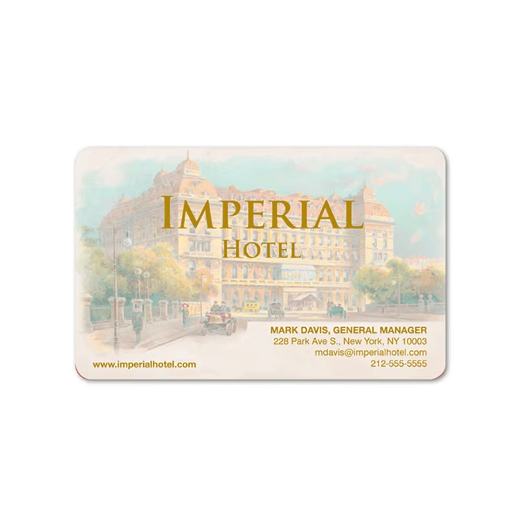 Foto de cartões-chave de hotel com tarja magnética, destacando os detalhes do produto para sistemas de acesso hoteleiro.
