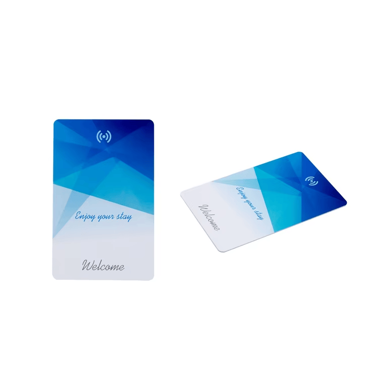 Cartões de acesso para hotéis em PVC de alta durabilidade no tamanho padrão CR80 com acabamento branco elegante e tecnologia de indução RFID confiável.