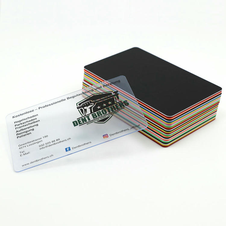 Cenário de aplicação de cartões plásticos empresariais personalizados para uso corporativo.
