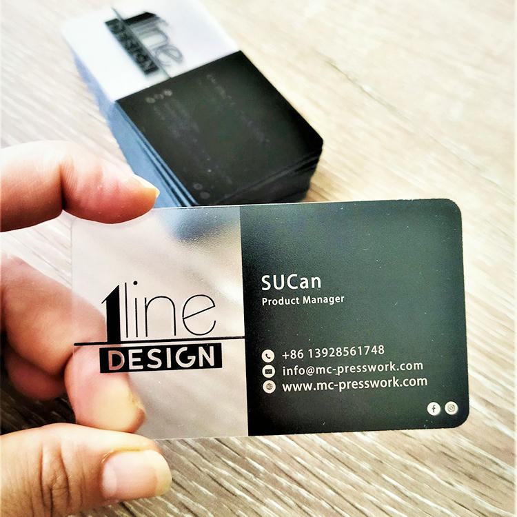Pedido em grande quantidade de cartões plásticos empresariais personalizados para compradores B2B.