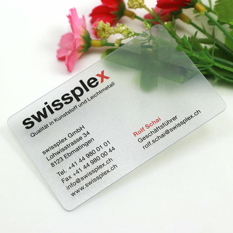 Comparação de cartões plásticos empresariais personalizados com detalhe de chip.