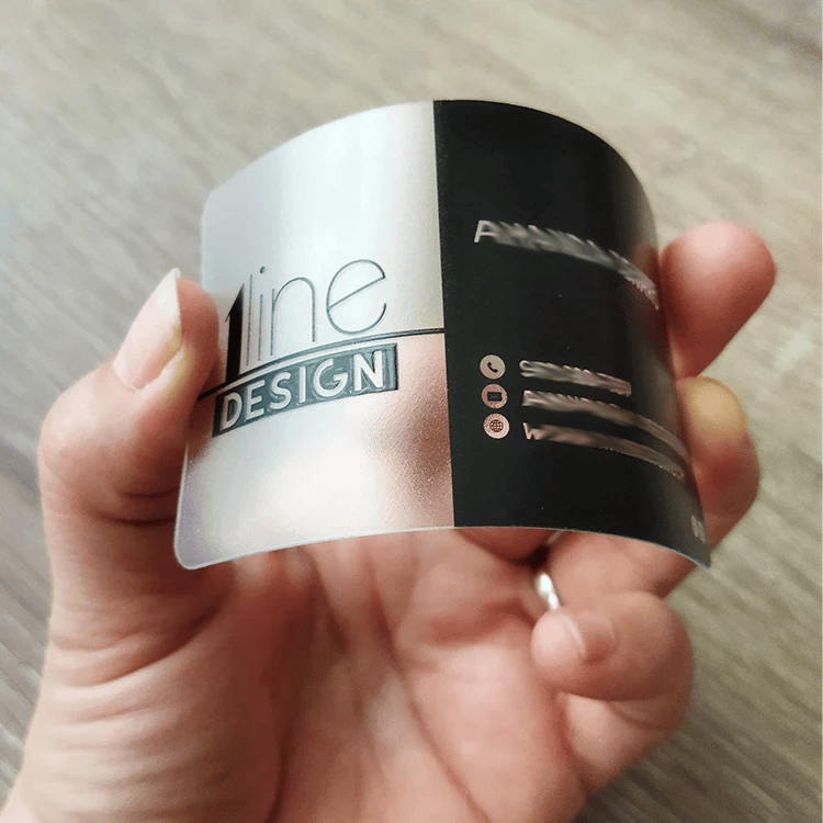 Embalagem de cartões plásticos empresariais personalizados para aplicações promocionais.