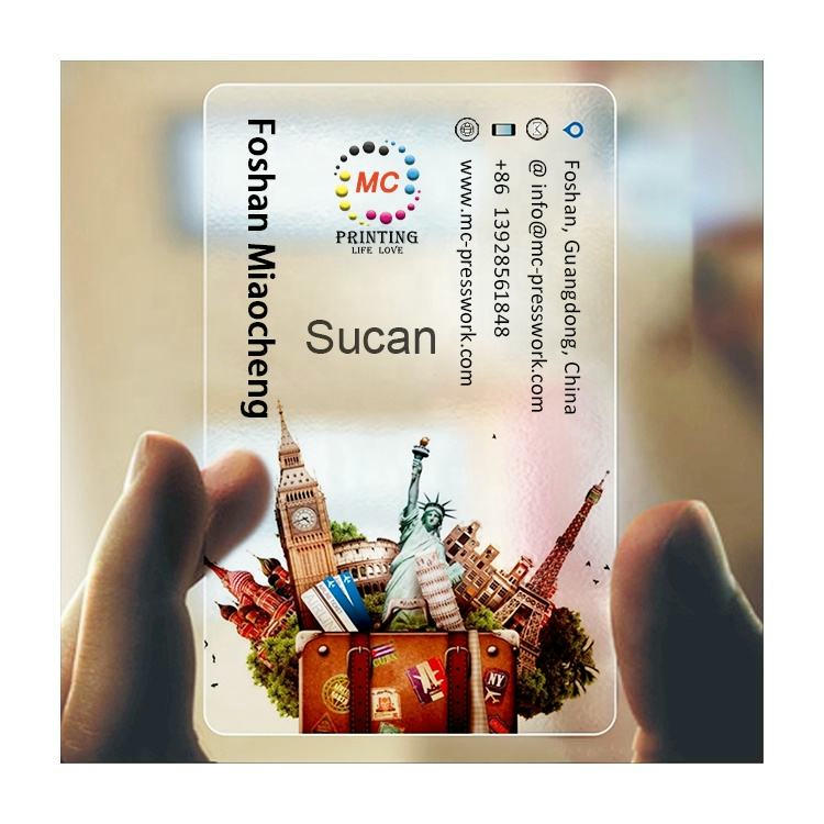 Vista lateral com detalhe de chip em cartões plásticos empresariais personalizados.