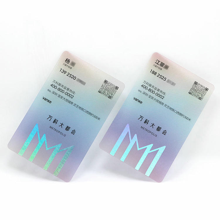 Referência de tamanho com detalhe de chip para cartões plásticos empresariais personalizados.
