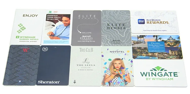 Cartões-chave de hotel personalizados para acesso RFID apresentados com foco na vista traseira para projetos de Cartões plásticos.