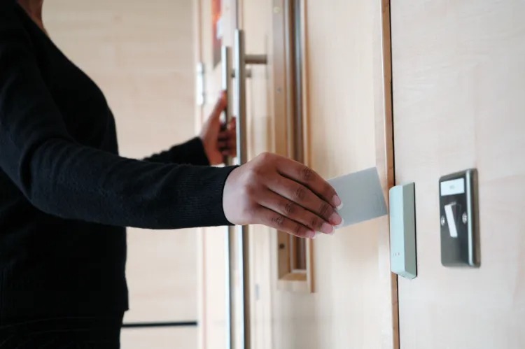 Cartões-chave de hotel personalizados para acesso RFID apresentados com foco nos detalhes para projetos de Cartões plásticos.
