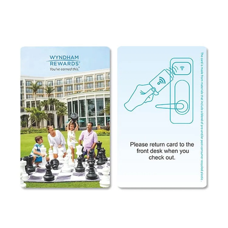 Cartões-chave de hotel personalizados para acesso RFID apresentados com foco na comparação de produtos para projetos de Cartões plásticos.
