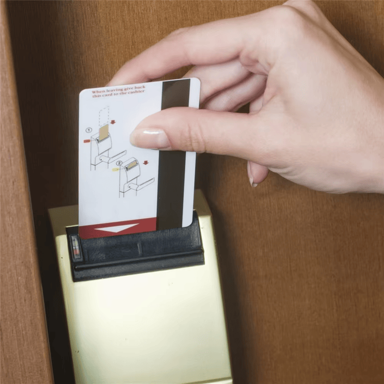 Cartões-chave de hotel personalizados para acesso RFID apresentados com foco no controle de acesso seguro para projetos de Cartões plásticos.