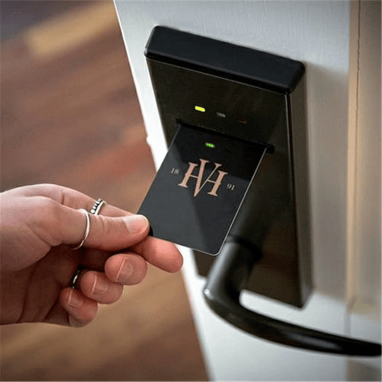 Imagem de Cartões-chave RFID personalizados para hotel com design em formato de carteira para compradores que comparam soluções de Cartões plásticos.