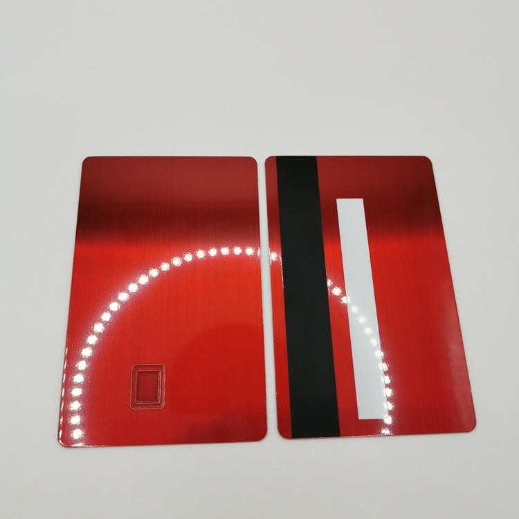 Cartão de associação metálico roxo escovado exclusivo; com uma opção de cor vibrante e personalizada para projetos de identidade visual corporativa.