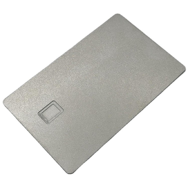 Elegante cartão inteligente metálico preto fosco com área para chip de contato; desenvolvido para rastreamento confiável e prolongado de funcionários.