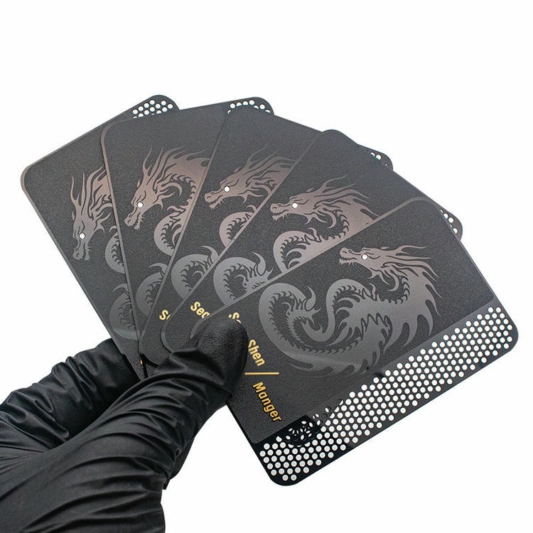 Imagem nítida de Cartões de Visita em Metal Personalizados em Lote destacando vista frontal para aplicações de Cartões de visita metálicos.