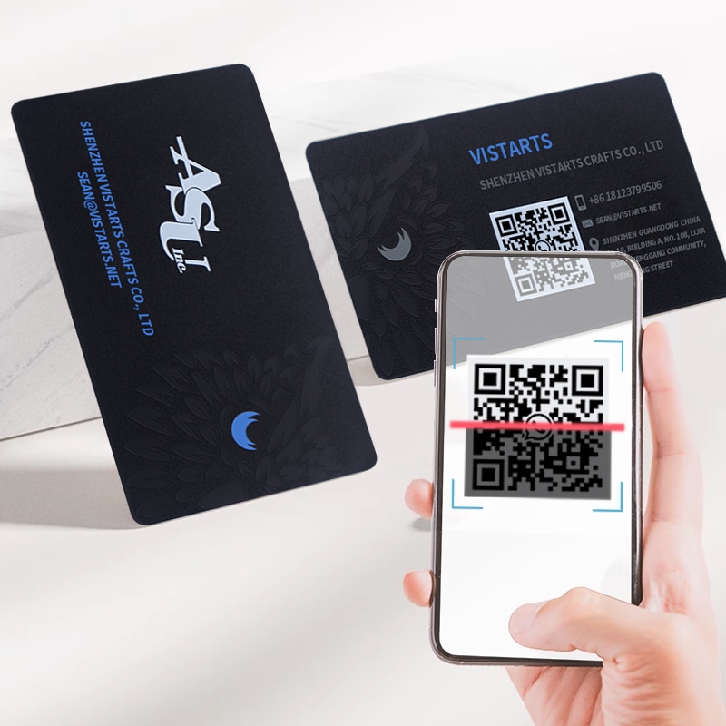Cartões de Visita Metálicos com código QR para Networking Digital com foto de produto mostrando o detalhe do chip na categoria de cartões metálicos.