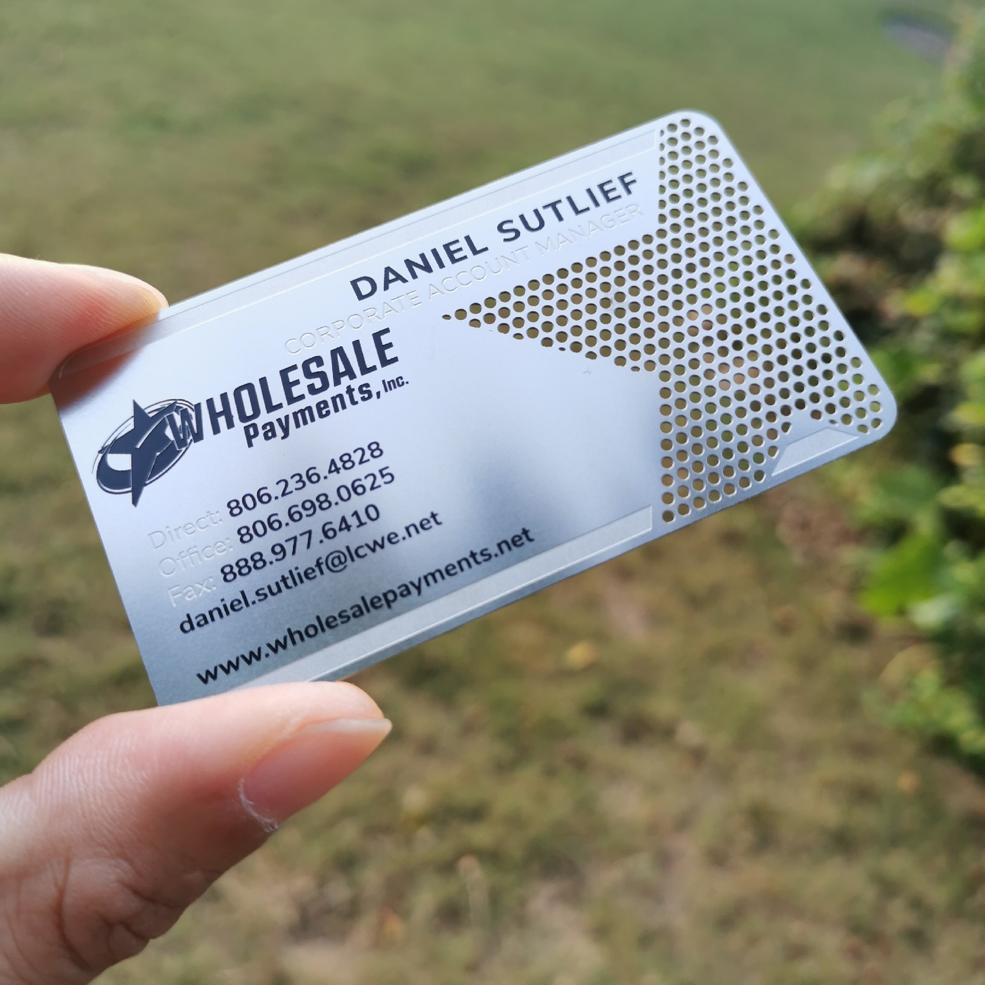 Cartões de visita metálicos com formato personalizado para identidade de marca, exibidos com foco no logotipo gravado em projetos de Cartões de visita metálicos.
