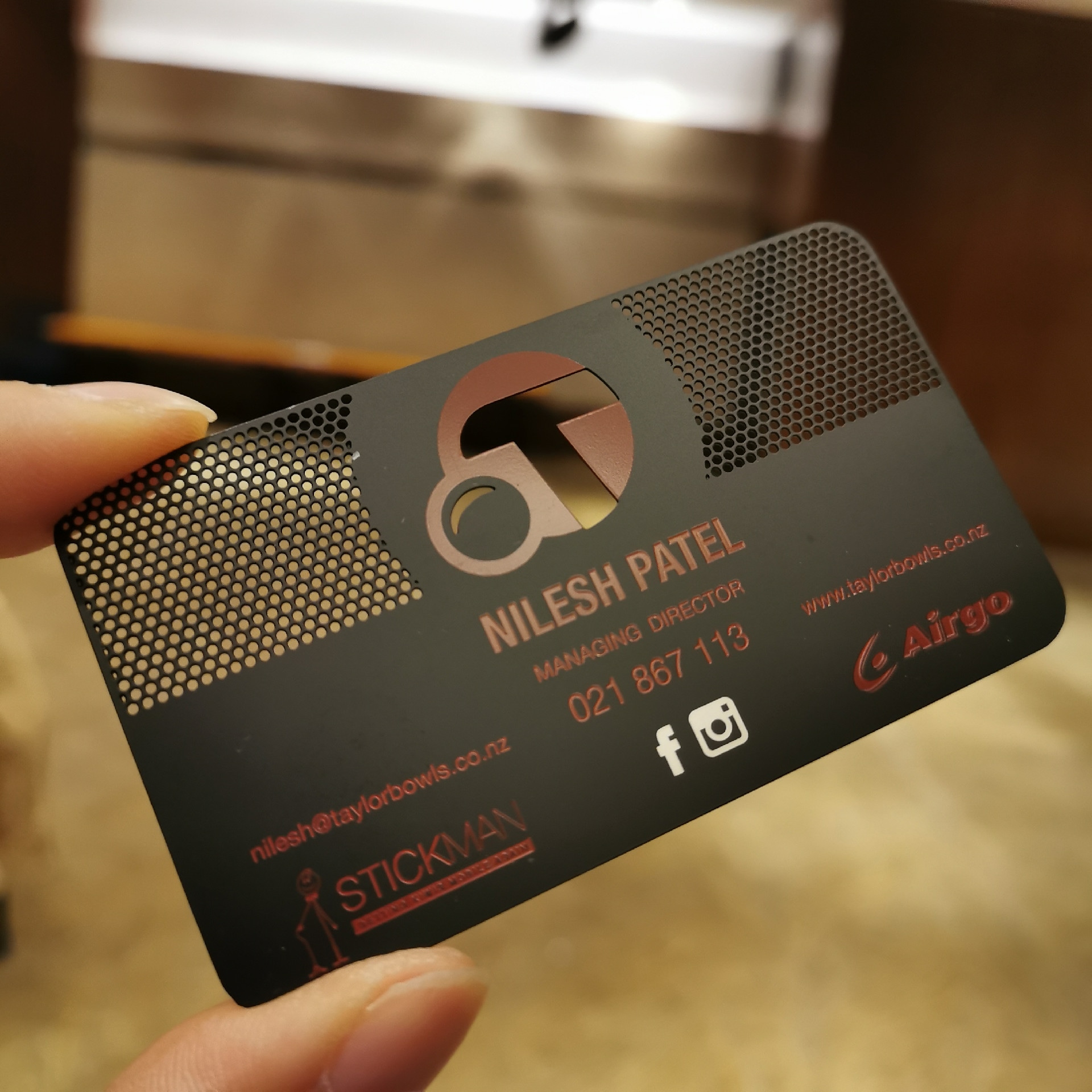 Cartões de visita metálicos com formato personalizado para identidade visual da marca, vistos em perspectiva clara da borda polida para aplicações de cartões de visita metálicos.