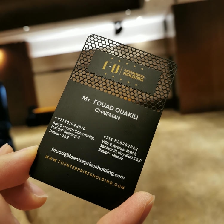 Esta imagem destaca design em formato de carteira em Cartões de Visita Metálicos com Corte Especial para aplicações de Cartões de visita metálicos.