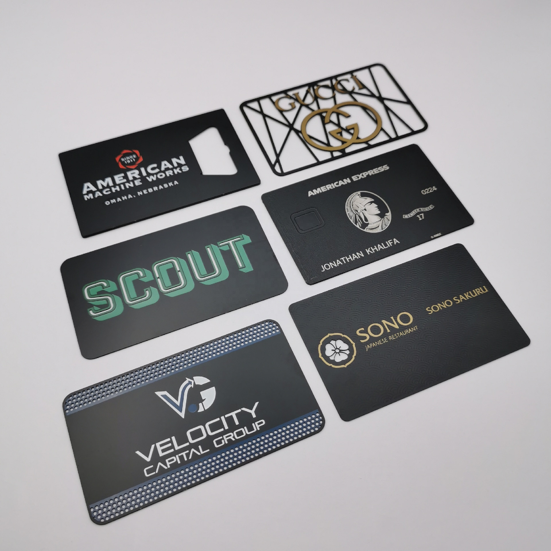 Esta imagem destaca o acabamento em metal escovado dos Cartões de Visita Metálicos Prateados Personalizados para Identidade visual Premium, para aplicações de Cartões de Visita Metálicos.
