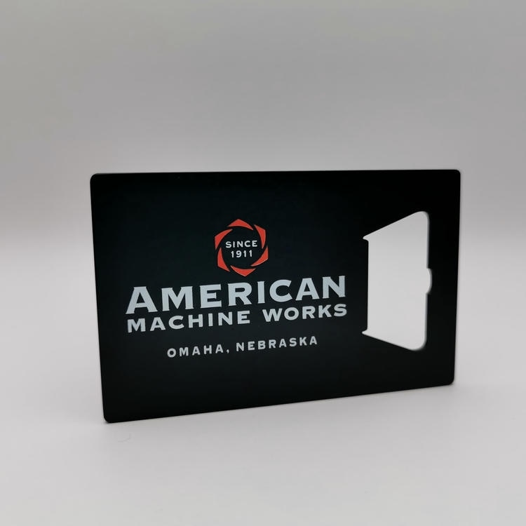 Imagem de Cartões de Visita Metálicos Prateados Escovados com detalhe de corte a laser para compradores que comparam soluções de Cartões de visita metálicos.