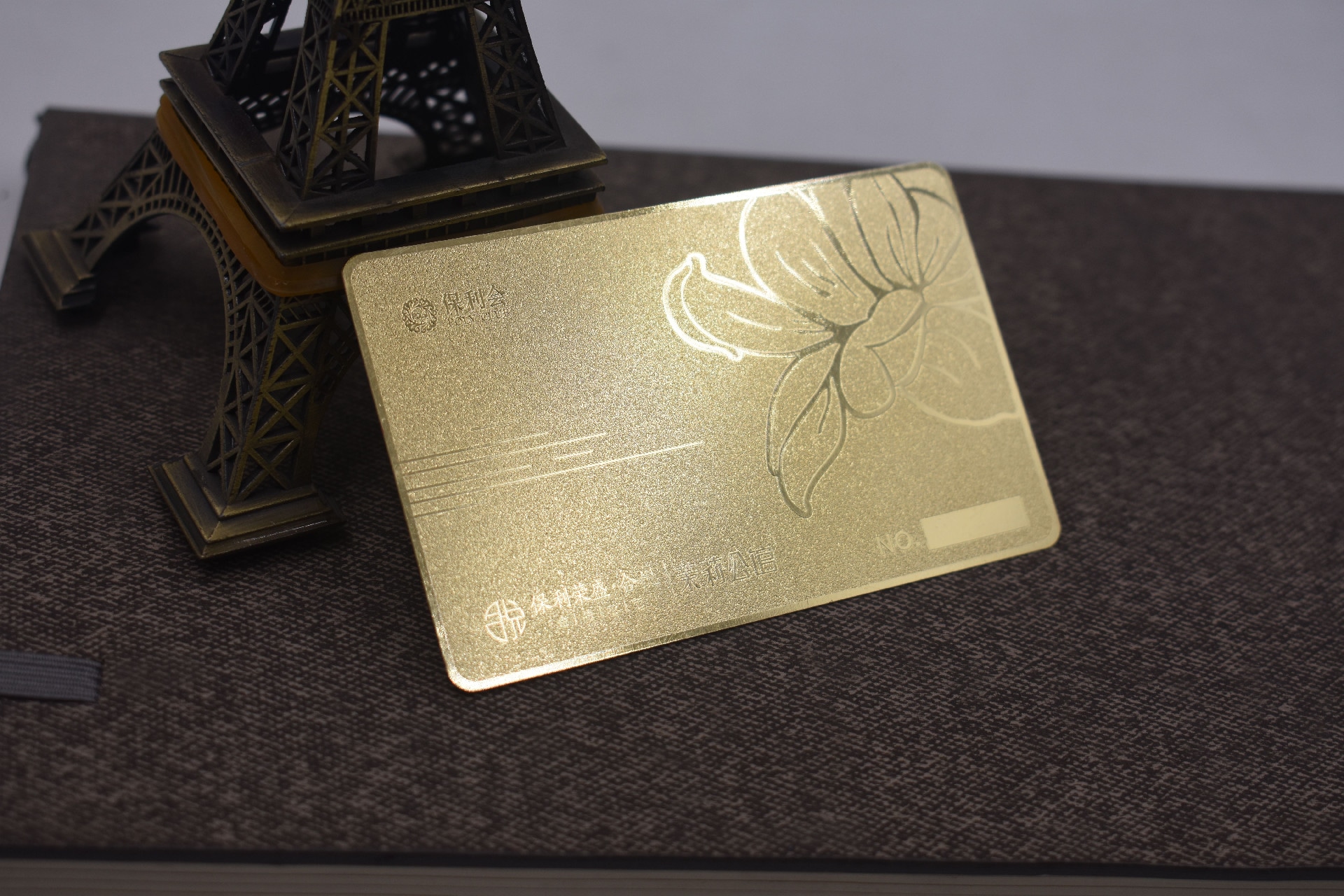 Cartões de visita personalizados em metal espesso apresentados com layout claro da antena para aplicações de cartões de visita metálicos.