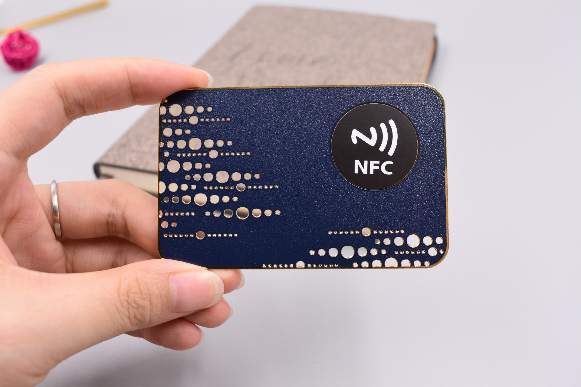 Cartões de visita em metal espesso personalizados para identidade visual duradouro, apresentados com acabamento escovado para projetos de Cartões de visita metálicos.