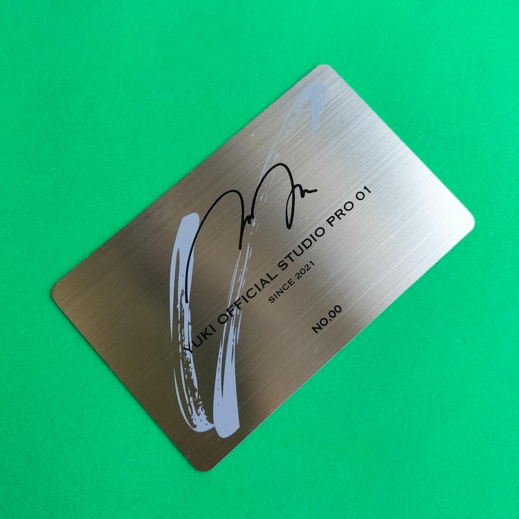 Imagem de Cartões de Visita em Metal Espesso para Marcas Premium com impressão personalizada de cartões para compradores que comparam soluções de Cartões de visita metálicos.
