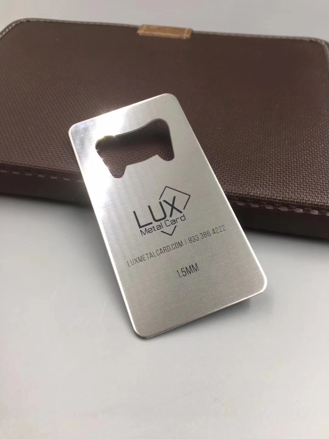 Cartões de visita em metal espesso personalizados apresentados com foco no detalhe do chip para projetos de Cartões de visita metálicos.
