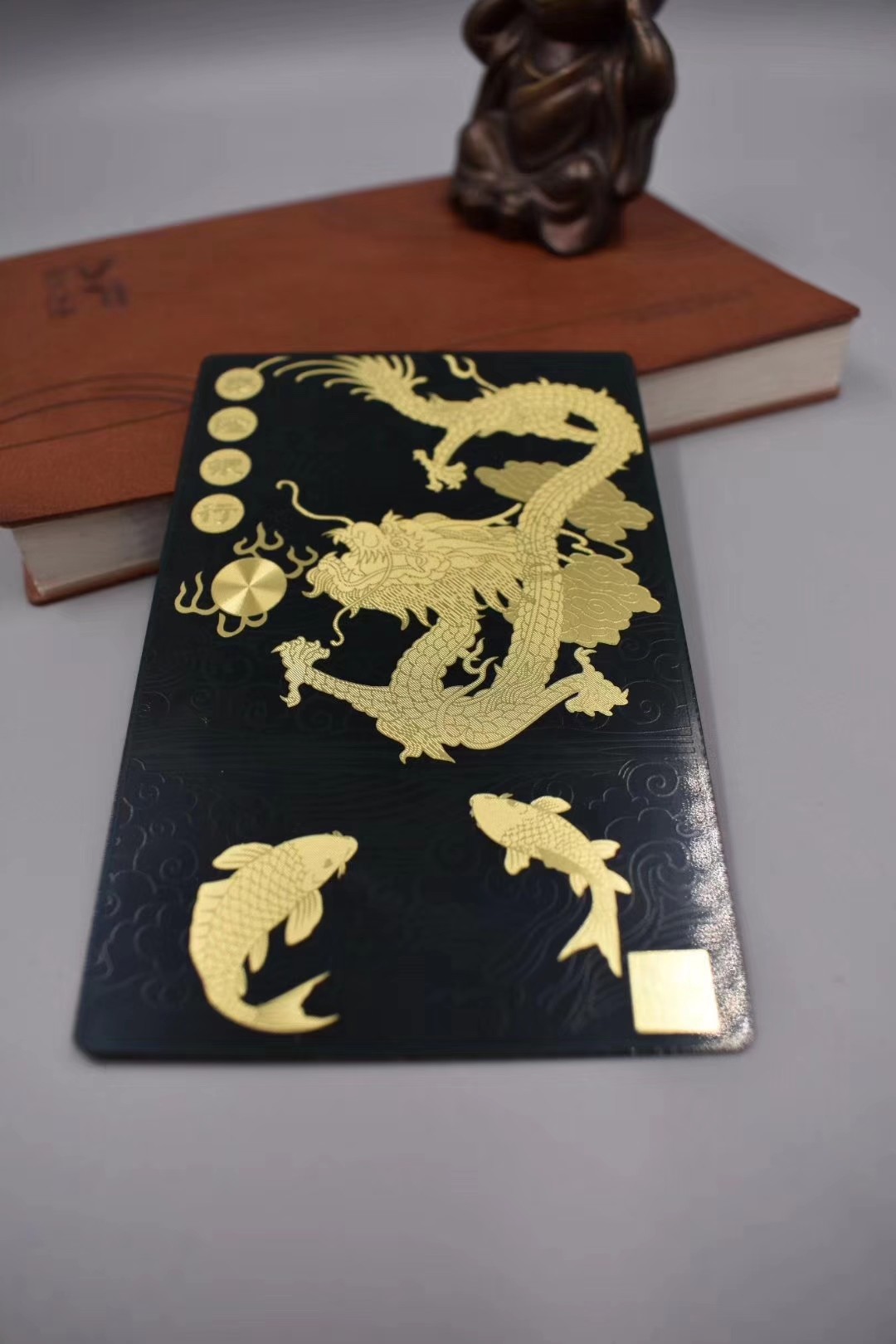 Foto de cartões de visita em metal espesso personalizados mostrando leitura sem contato na categoria Cartões de visita metálicos.