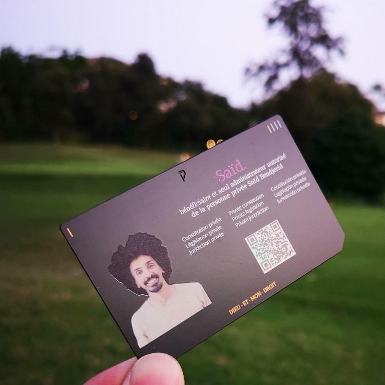 Foto de Cartões de Visita em Metal Espesso para Marcas Premium mostrando vista frontal na categoria Cartões de visita metálicos.
