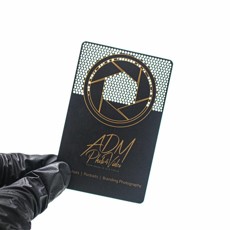 Imagem de Cartões de Visita Metálicos com Gravação com acabamento em metal escovado para compradores que comparam soluções de Cartões de visita metálicos.