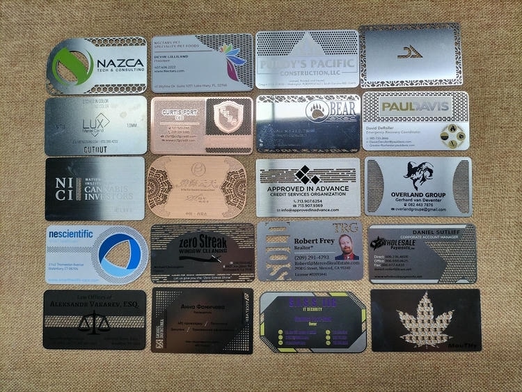 Foto de Cartões de Visita em Metal Preto Mate Premium mostrando disposição da antena na categoria Cartões de visita metálicos.