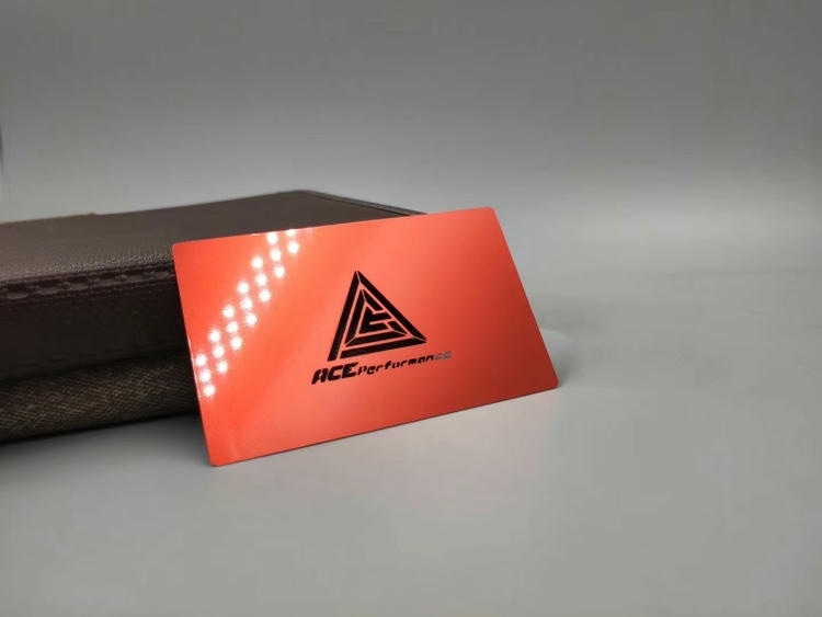Foto de Cartões de Visita em Metal Preto Mate Premium mostrando detalhes do chip na categoria Cartões de visita metálicos.