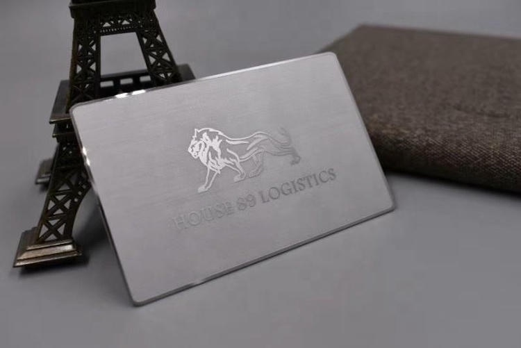 Imagem de Cartões de Visita em Metal Preto Mate Premium com leitura sem contato para compradores que comparam soluções de Cartões de visita metálicos.