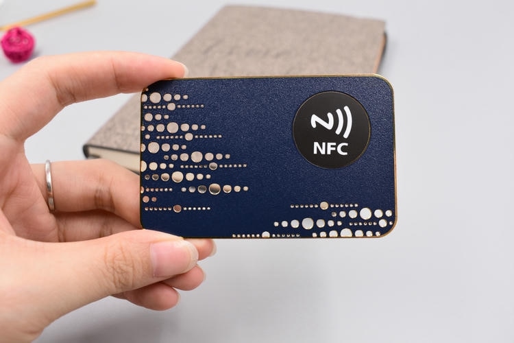 Imagem nítida de Cartões de Visita em Metal Preto Mate Premium destacando acabamento do material para aplicações de Cartões de visita metálicos.
