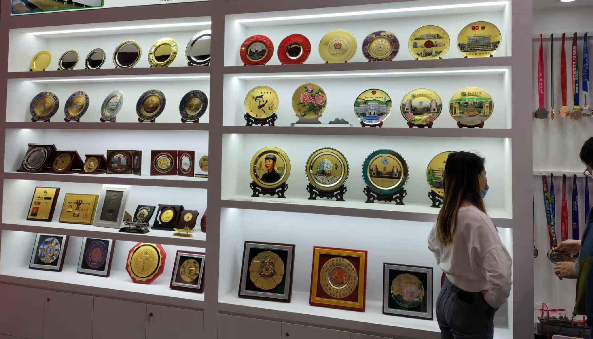 Cartões de visita em metal preto fosco com superfície premium para compradores que comparam soluções de cartões de visita metálicos.