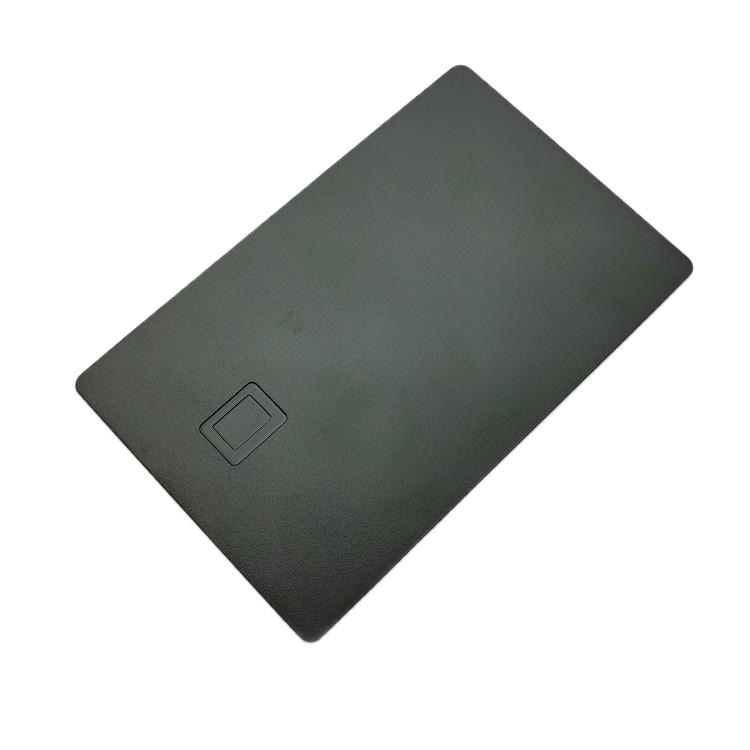 Esta imagem destaca acabamento em metal escovado em Cartões IC Metálicos Personalizados com Slot para Chip para aplicações de Cartões IC metálicos com contato.