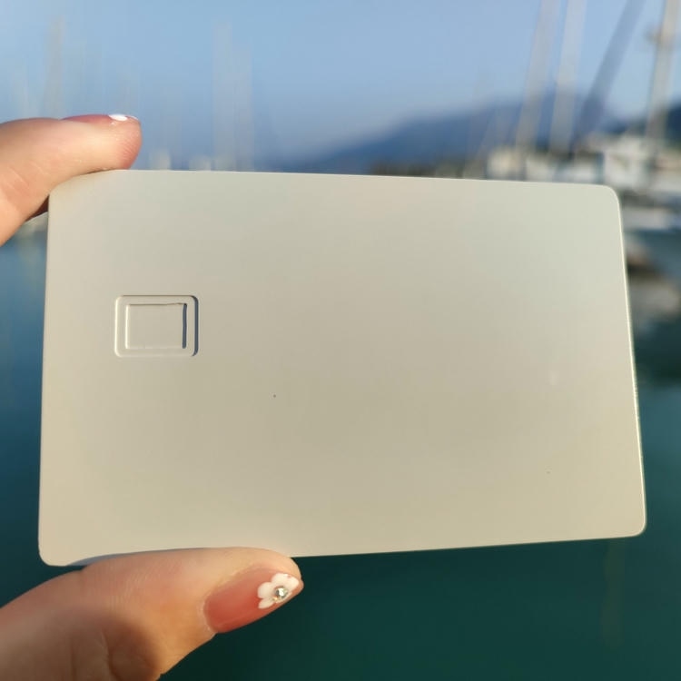 Imagem nítida de Cartões Metálicos de Contato com Ranhura de Chip destacando acabamento em metal escovado para aplicações de Cartões IC metálicos com contato.