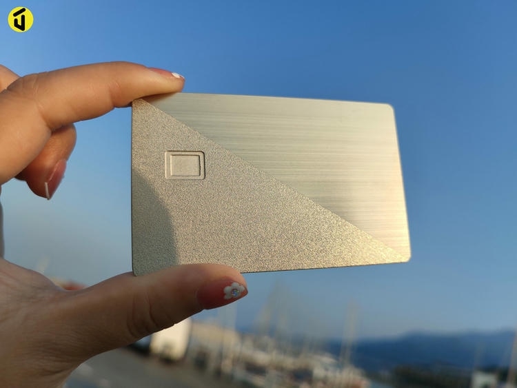 Imagem de Cartões Metálicos de Contato com Ranhura de Chip com detalhes do chip para compradores que comparam soluções de Cartões IC metálicos com contato.