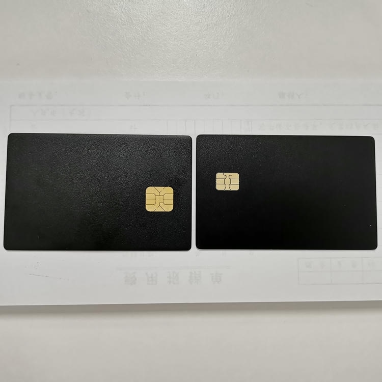 Imagem nítida de Cartões IC Metálicos Personalizados com Slot para Chip destacando corpo metálico durável para aplicações de Cartões IC metálicos com contato.