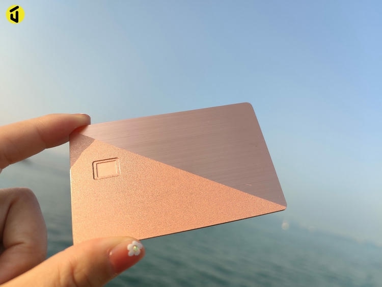 Esta imagem destaca corpo metálico durável em Cartões Metálicos de Contato com Ranhura de Chip para aplicações de Cartões IC metálicos com contato.