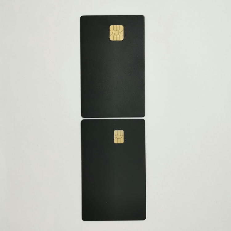 Imagem de Cartões IC Metálicos Personalizados com Slot para Chip com foco em logotipo gravado para projetos de Cartões IC metálicos com contato.