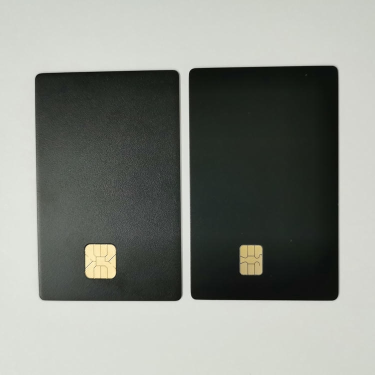 Imagem nítida de Cartões IC Metálicos Personalizados com Slot para Chip destacando borda polida para aplicações de Cartões IC metálicos com contato.