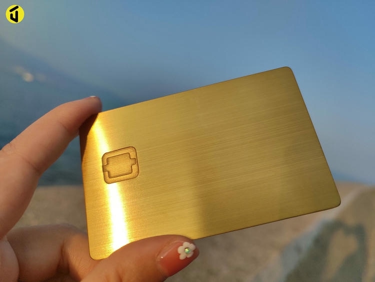 Imagem nítida de Cartões Metálicos de Contato com Ranhura de Chip destacando borda polida para aplicações de Cartões IC metálicos com contato.