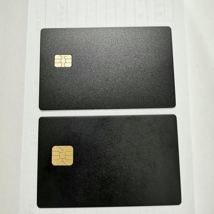 Imagem de Cartões IC Metálicos Personalizados com Slot para Chip com foco em superfície premium para projetos de Cartões IC metálicos com contato.