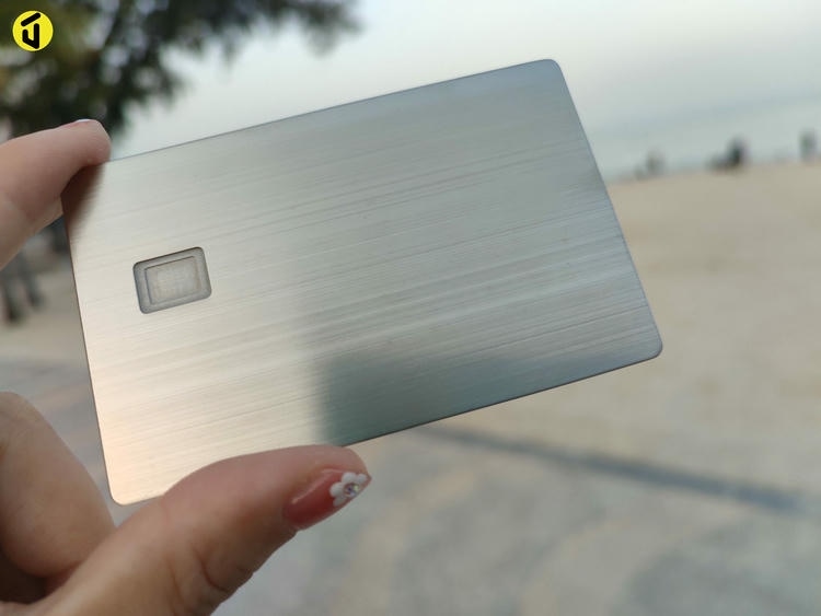 Imagem de Cartões Metálicos de Contato com Ranhura de Chip com foco em superfície premium para projetos de Cartões IC metálicos com contato.