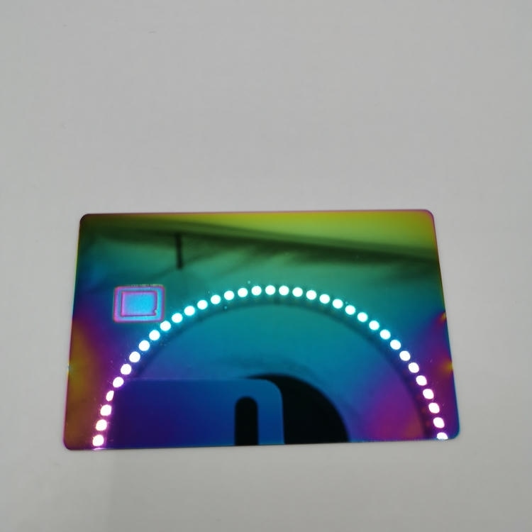 Imagem de Cartões IC de Metal com Chips 4442 ou 4428 com detalhe de corte a laser para compradores que comparam soluções de Cartões IC metálicos com contato.
