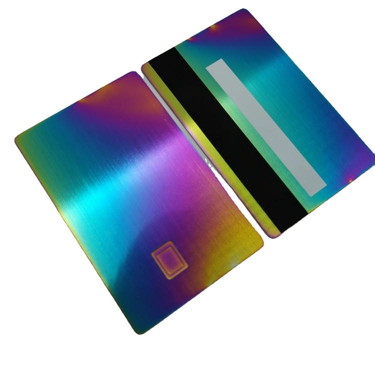 Imagem nítida de Cartões IC de Metal com Chips 4442 ou 4428 destacando superfície premium para aplicações de Cartões IC metálicos com contato.