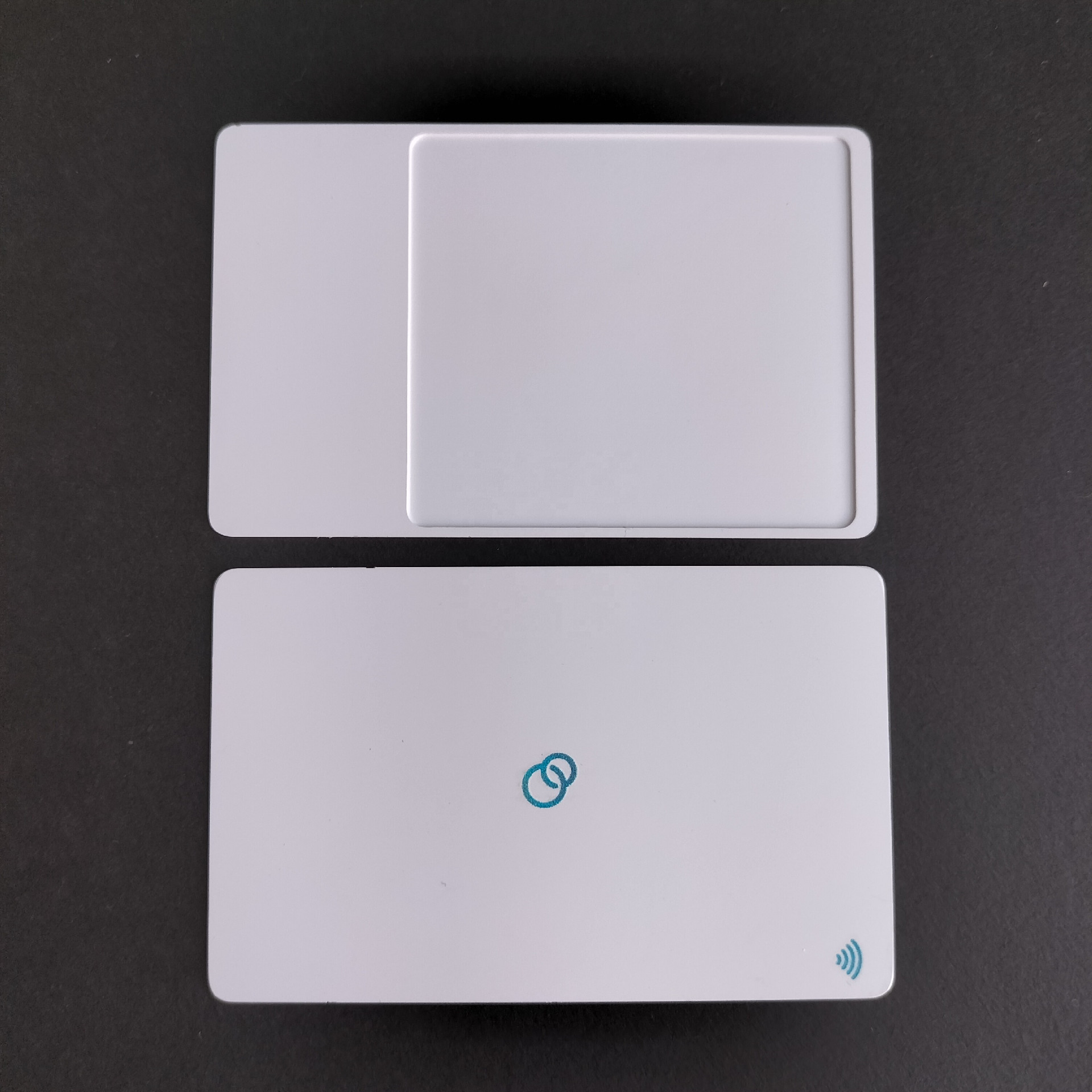 Cartões NFC de metal personalizados para uso premium em identificação, apresentados com layout de antena para compradores que comparam soluções de Cartões IC metálicos com contato.